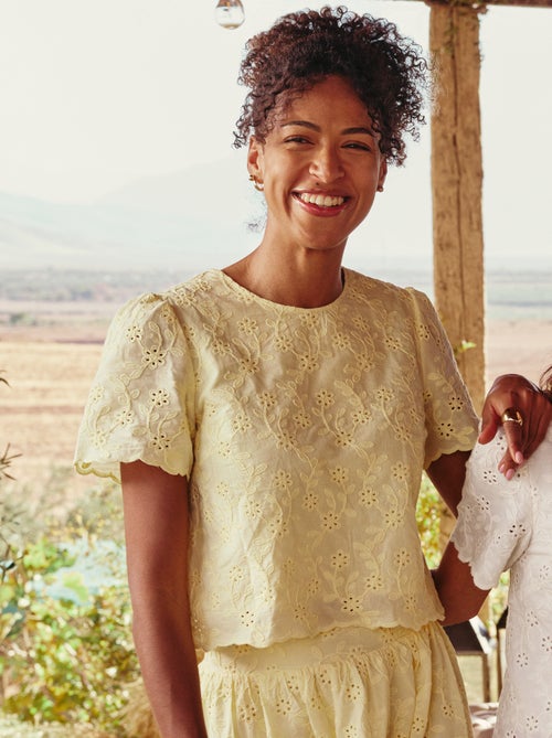 Top de mangas curtas com bordado inglês em algodão liso - Kiabi