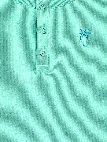 Top de material canelado com gola com botões