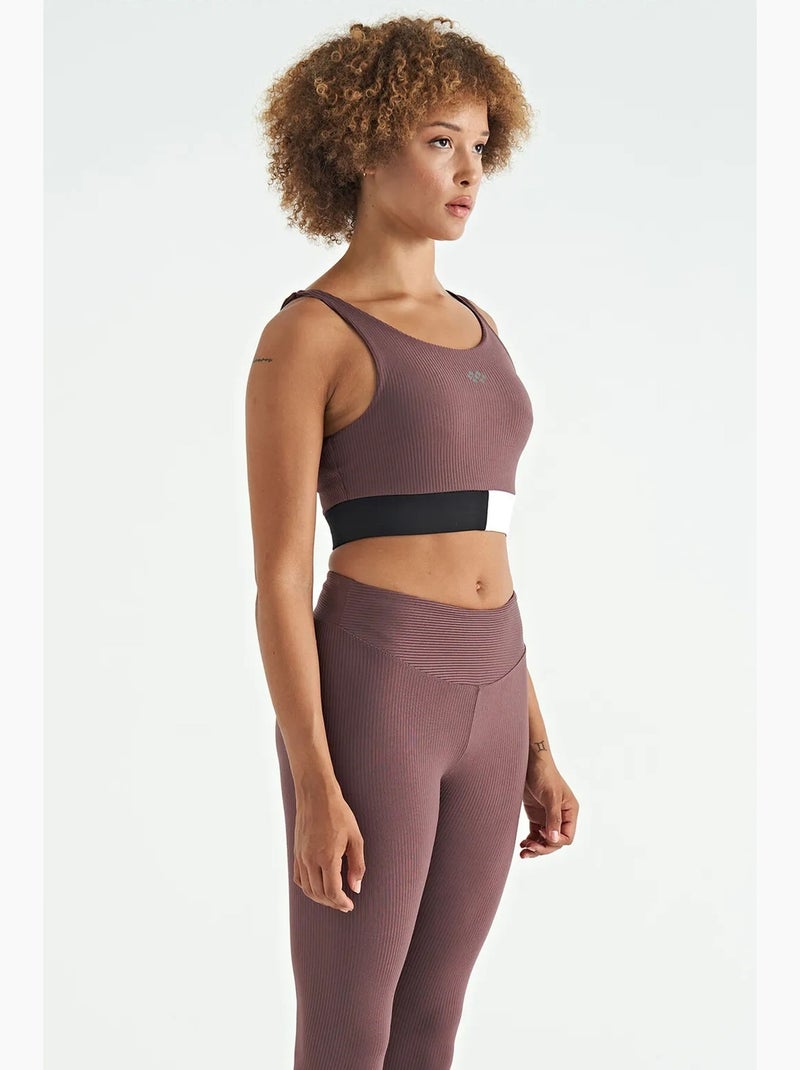 Top desportivo crop sem mangas com blocos de cor tommy Castanho - Kiabi