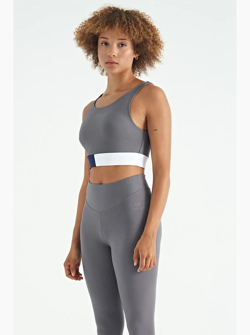Top desportivo crop sem mangas com blocos de cor tommy Cinza-branco - Kiabi