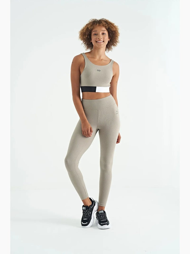 Top desportivo crop sem mangas com blocos de cor tommy Preto/Areia - Kiabi
