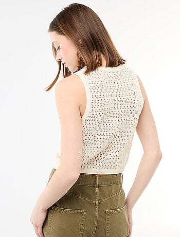Top em crochê vazado com cavas amplas