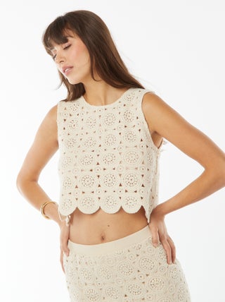 Top em macramé com cavas americanas