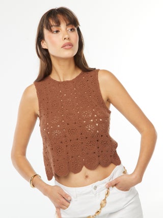 Top em macramé com cavas americanas