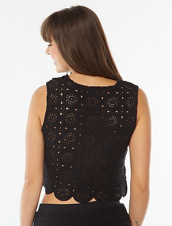 Top em macramé com cavas americanas