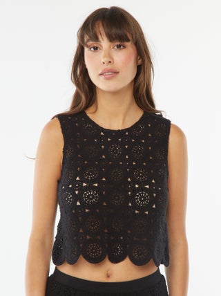 Top em macramé com cavas americanas