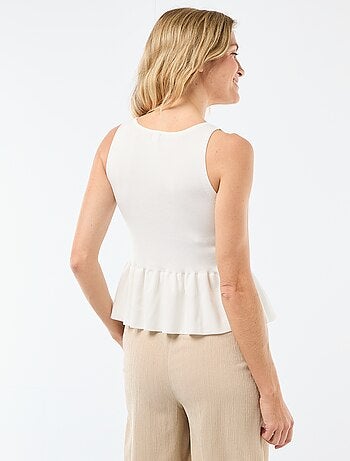 Top em malha fina com abertura abotoada