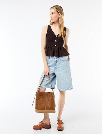 Top em malha fina com abertura abotoada