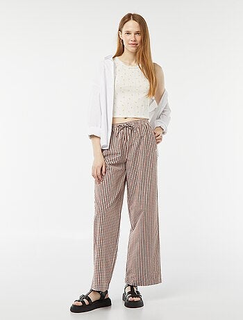 Top em malha pointelle com renda e motivo
