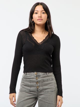 Top em renda de mangas compridas