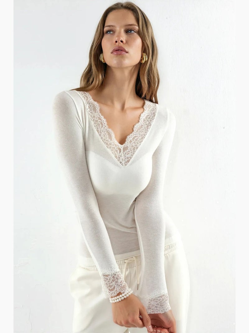 Top feminino de renda de manga comprida com decote em v busem Branco - Kiabi