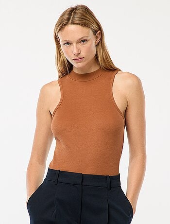 Top nervurado com cavas americanas