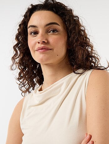 Top sem mangas com decote drapeado