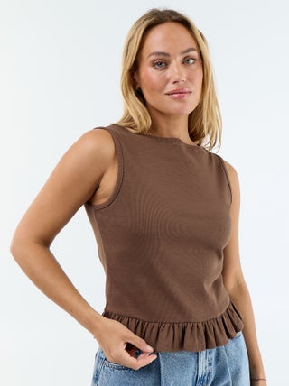 Top sem mangas com gola barco e bainha com folhos