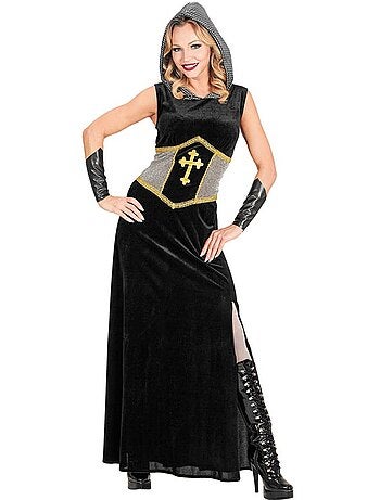 Traje de guerreiro medieval com capuz.