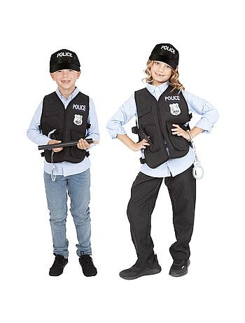 Traje ou equipamento policial: colete, boné, cassetete, algemas.
