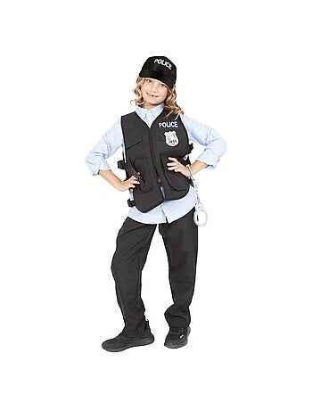 Traje ou equipamento policial: colete, boné, cassetete, algemas.
