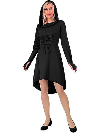 Traje ou vestido medieval com capuz.