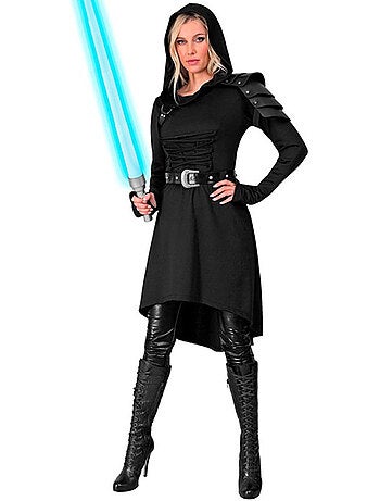 Traje ou vestido medieval com capuz.