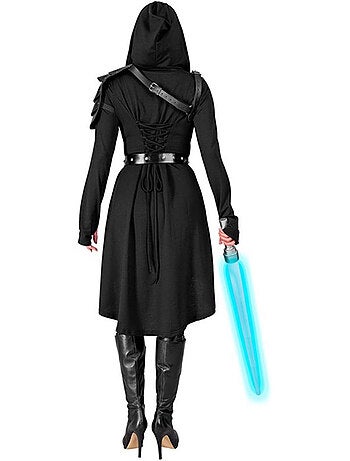Traje ou vestido medieval com capuz.