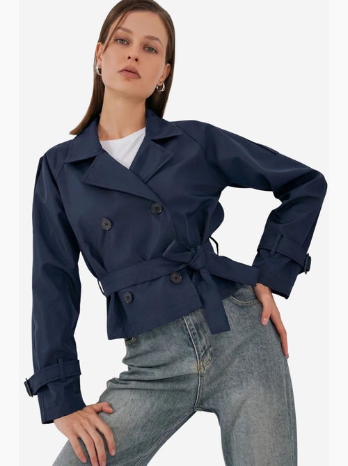 Trench coat curto com cinto bdart - Kiabi Trench coat curto com cinto bdart - Kiabi