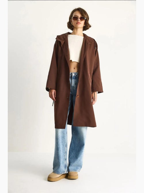 Trench coat midi oversized com gola xale lucci - Kiabi Trench coat midi oversized com gola xale lucci - Kiabi