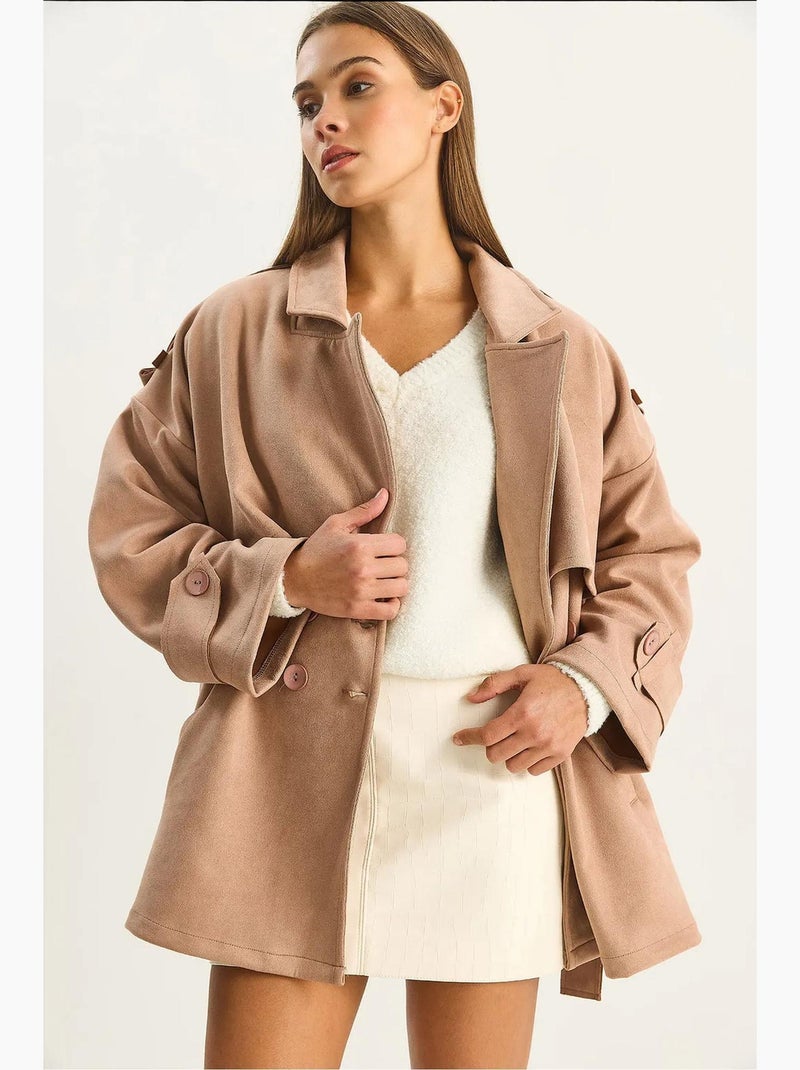 Trench coat oversized em camurça sintética lucci Bege-argila - Kiabi