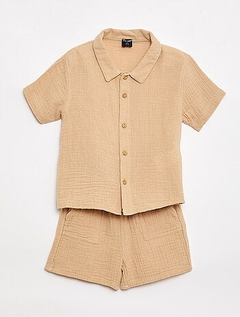 Um conjunto de duas peças camisa + calções