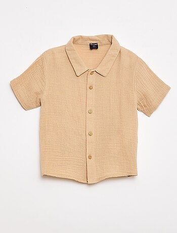 Um conjunto de duas peças camisa + calções