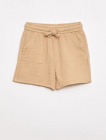Um conjunto de duas peças camisa + calções
