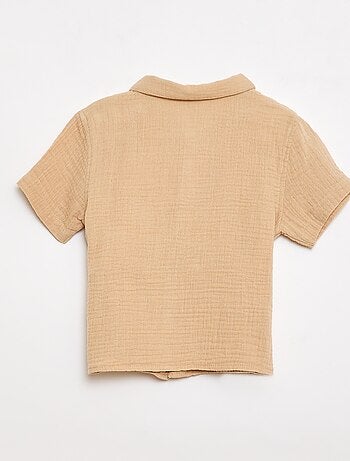 Um conjunto de duas peças camisa + calções