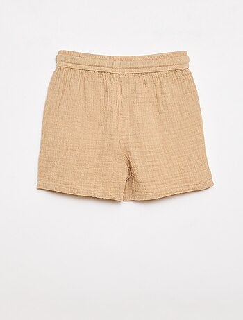 Um conjunto de duas peças camisa + calções