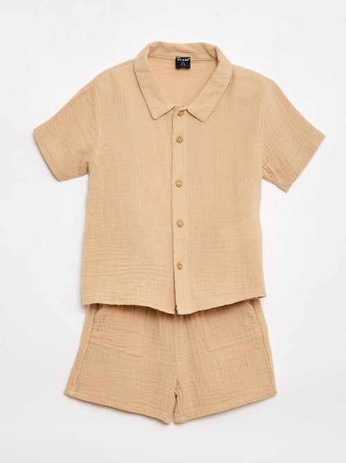 Um conjunto de duas peças camisa + calções - Kiabi