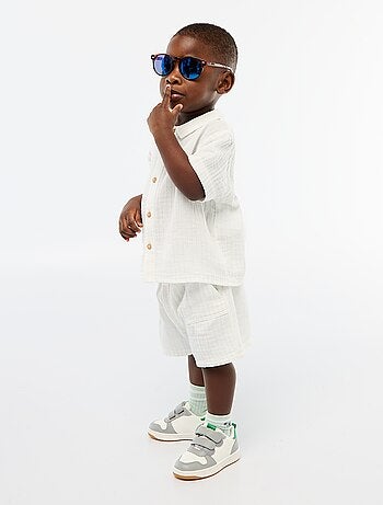 Um conjunto de duas peças camisa + calções