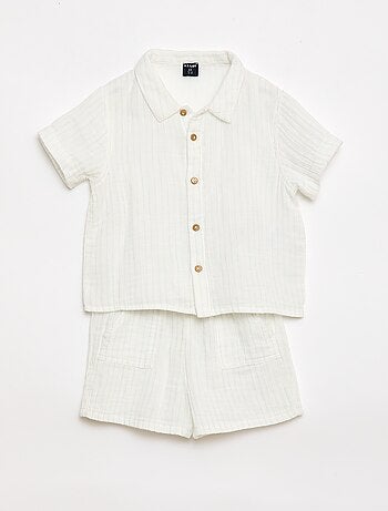 Um conjunto de duas peças camisa + calções