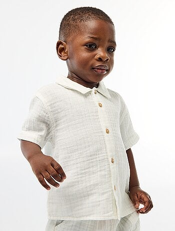 Um conjunto de duas peças camisa + calções