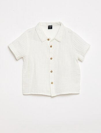 Um conjunto de duas peças camisa + calções