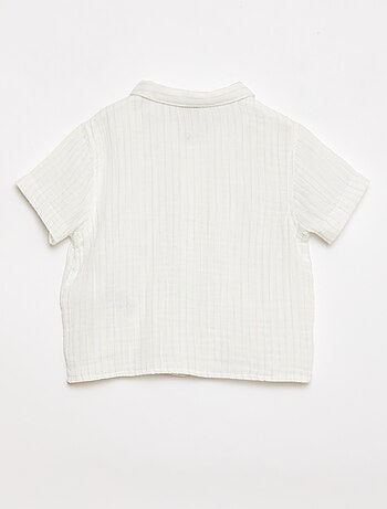 Um conjunto de duas peças camisa + calções