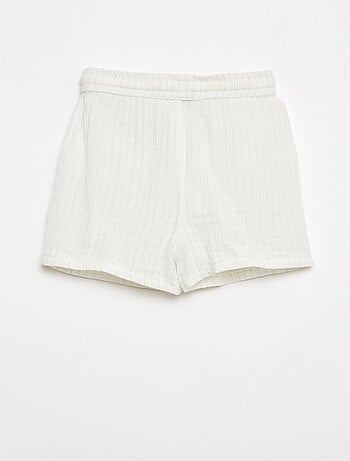 Um conjunto de duas peças camisa + calções