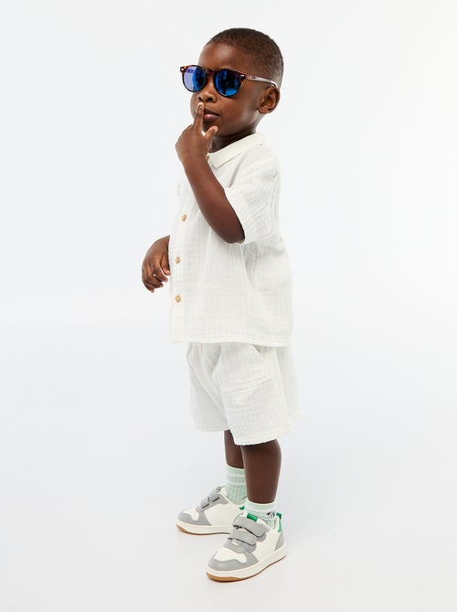 Um conjunto de duas peças camisa + calções - Kiabi