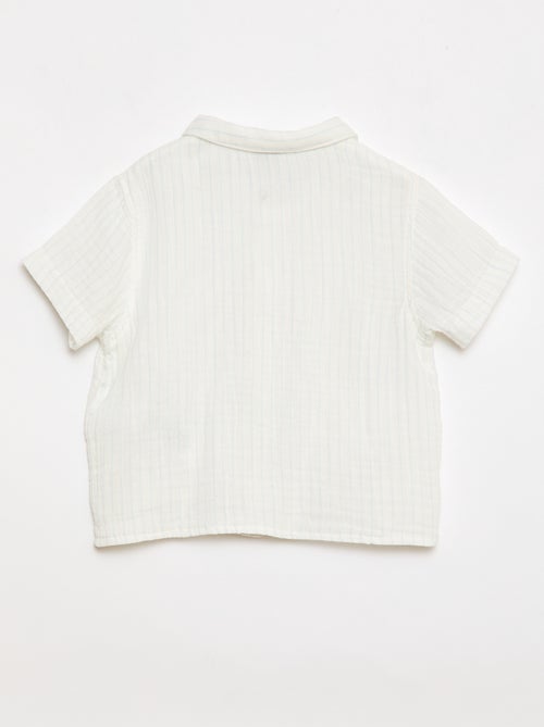 Um conjunto de duas peças camisa + calções - Kiabi