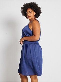 Vestido acetinado com cintura marcada - Kiabi