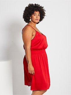 Vestido acetinado com cintura marcada - Kiabi