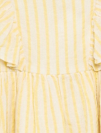 Vestido às riscas amarelas e mangas com folhos