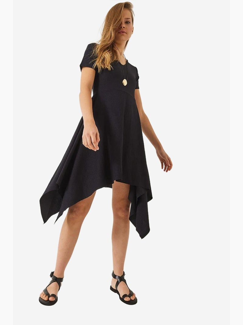 Vestido assimétrico com manga curta e decote em v e pregas lucci Preto - Kiabi