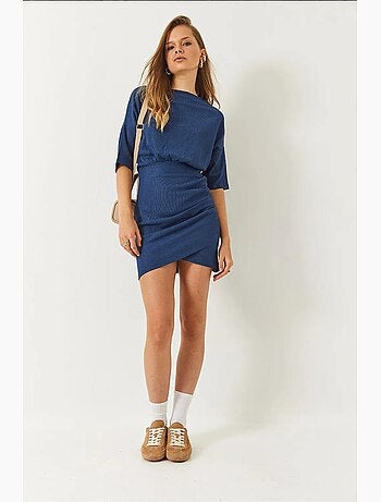 Vestido básico com cintura elástica, mangas morcego e saia sobrepeliz lucci
