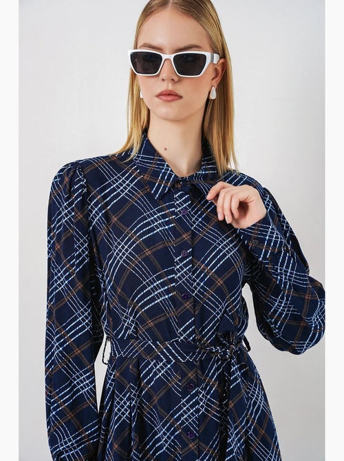 Vestido camiseiro midi aos quadrados com fecho de botões bdart - Kiabi Vestido camiseiro midi aos quadrados com fecho de botões bdart - Kiabi