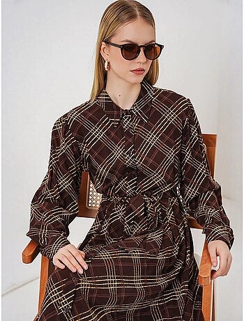 Vestido camiseiro midi aos quadrados com fecho de botões bdart
