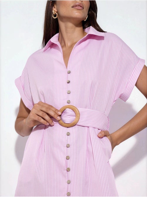 Vestido camiseiro midi às riscas com decote em v e cinto busem - Kiabi Vestido camiseiro midi às riscas com decote em v e cinto busem - Kiabi