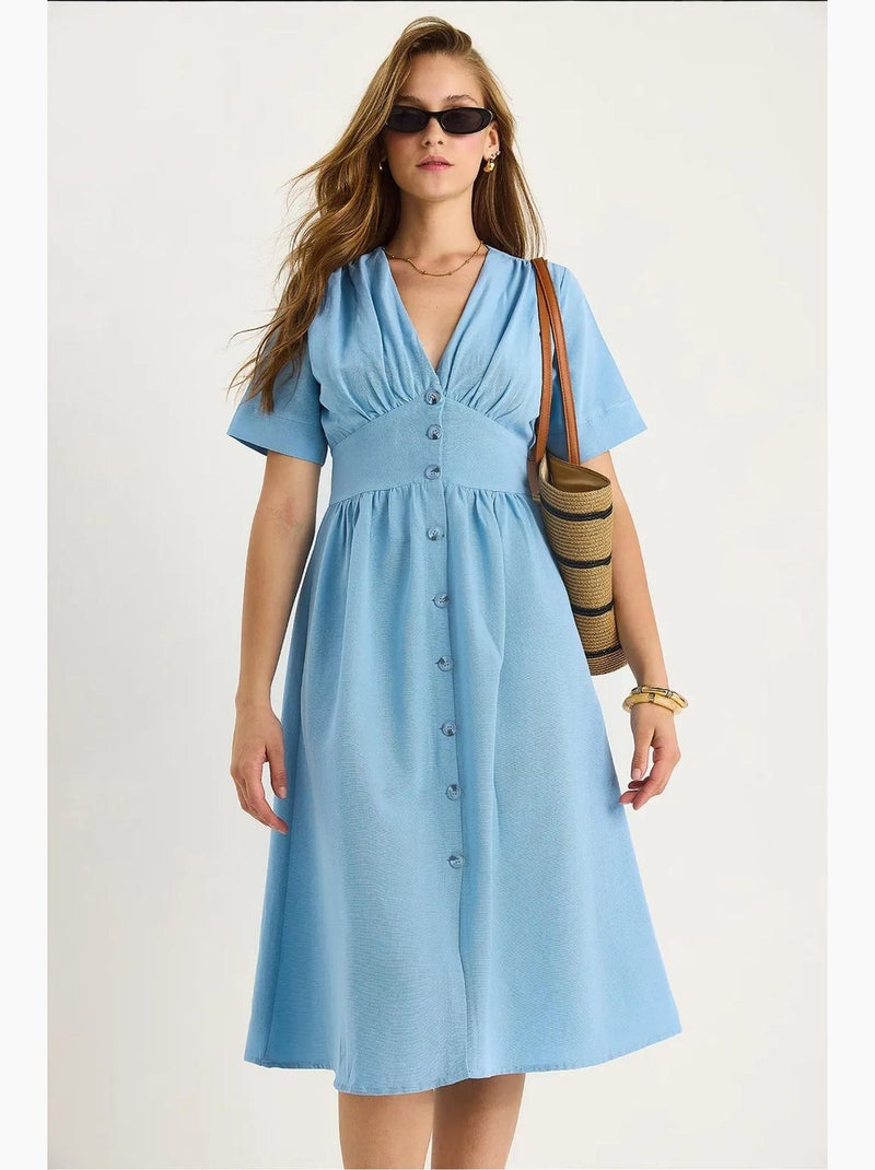 Vestido camiseiro midi com decote em v e botões lucci Azul-céu - Kiabi